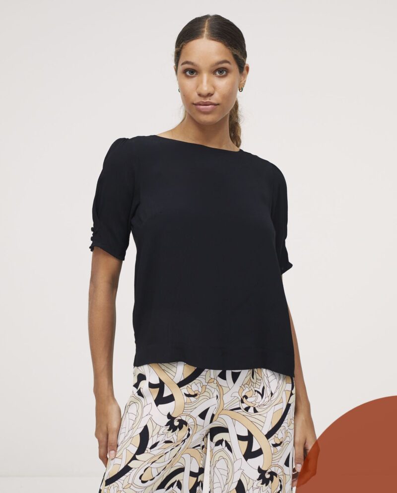 Blusa con botones en manga y abertura en espalda. - Imagen 2