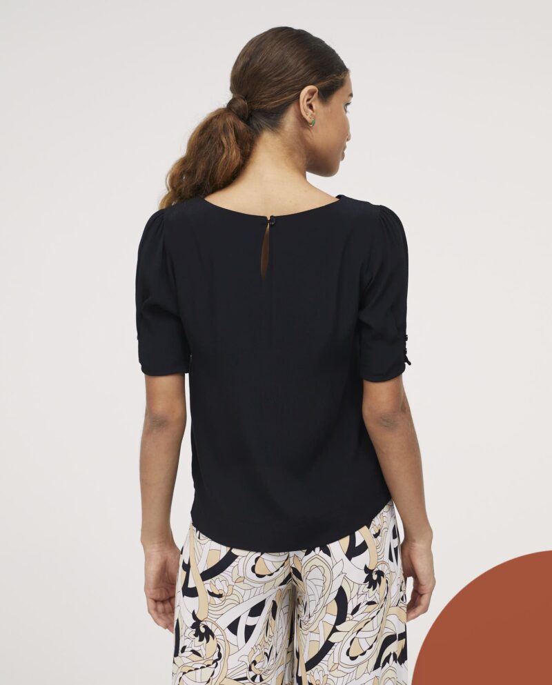 Blusa con botones en manga y abertura en espalda. - Imagen 4