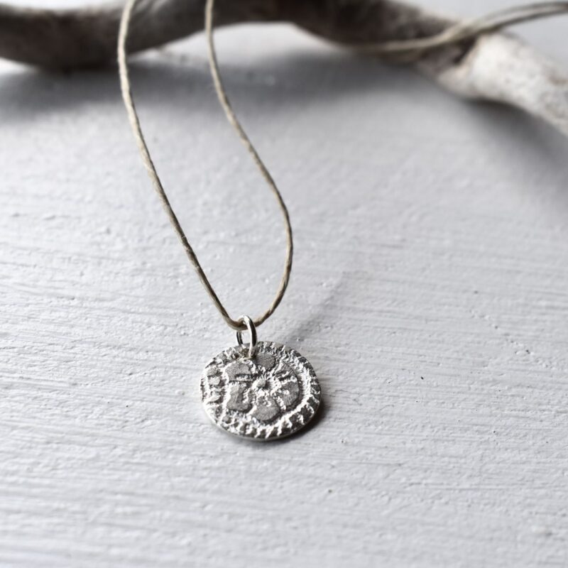 Colgante moneda flor